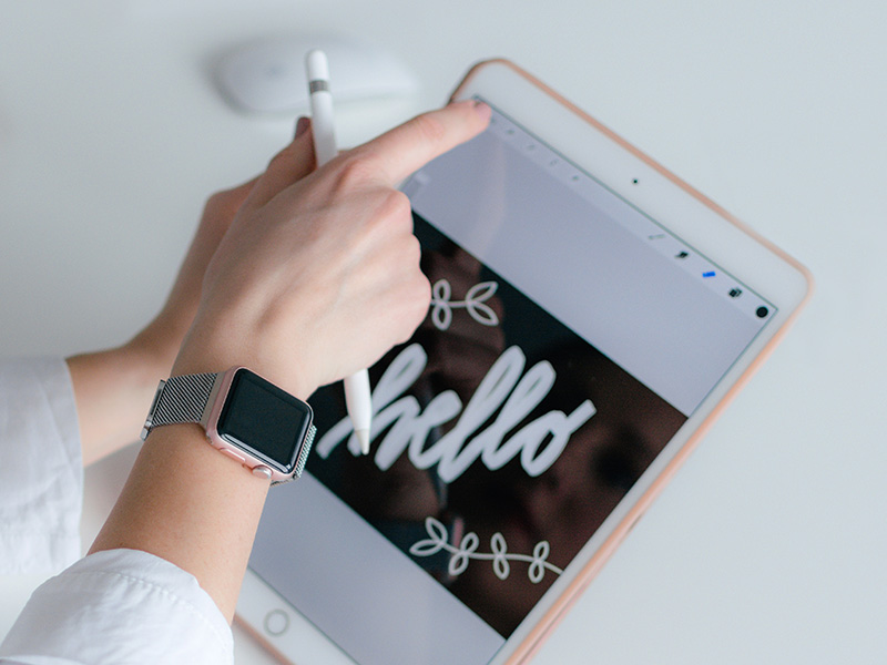 woman-with-applewatch-holding-gold-ipad-and-apple-pencil-2265487