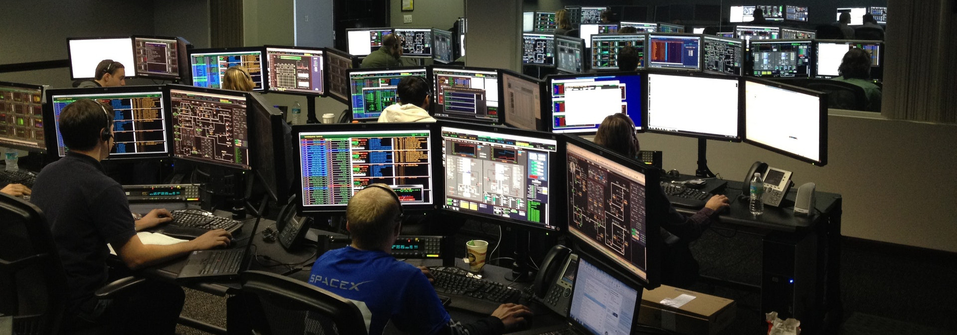 men-working-at-night-256219